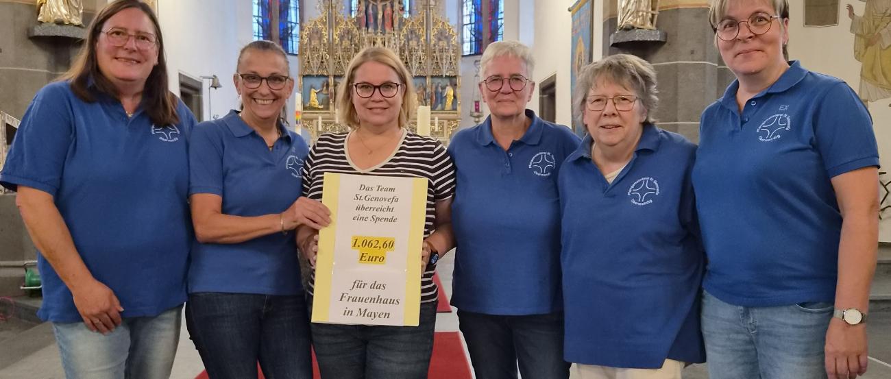 Das Team St. Genovefa übergibt  Frau Koßmann-Hau ( DRK) eine Spende