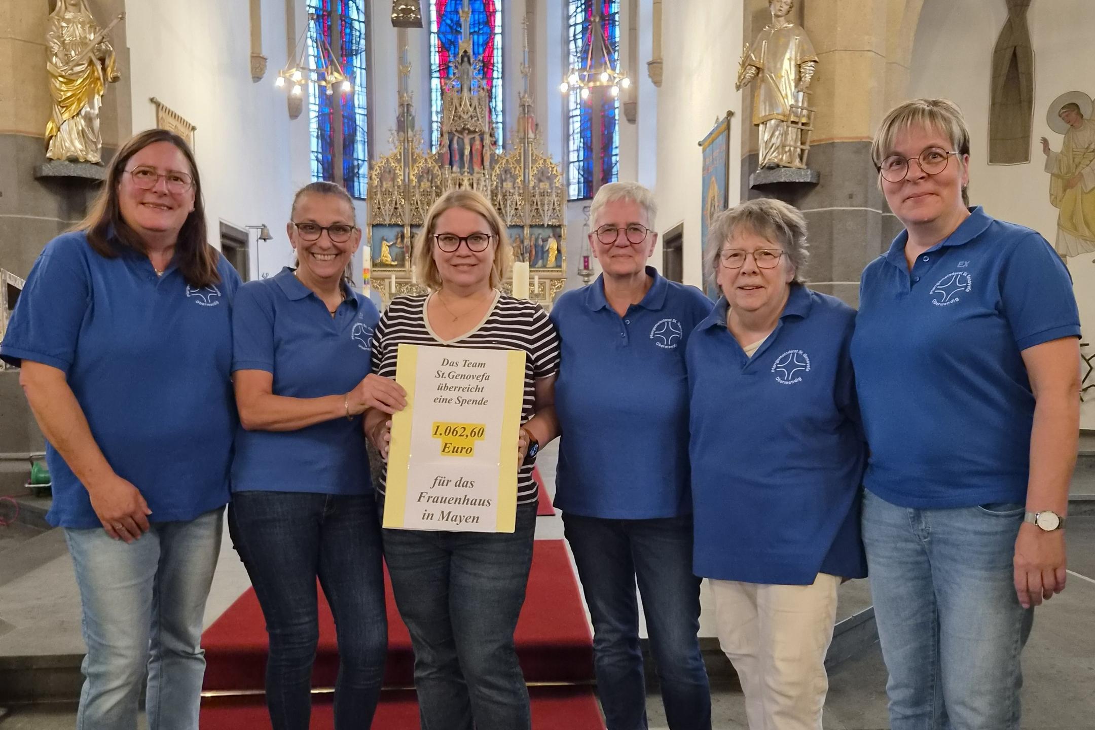 Das Team St. Genovefa übergibt  Frau Koßmann-Hau ( DRK) eine Spende