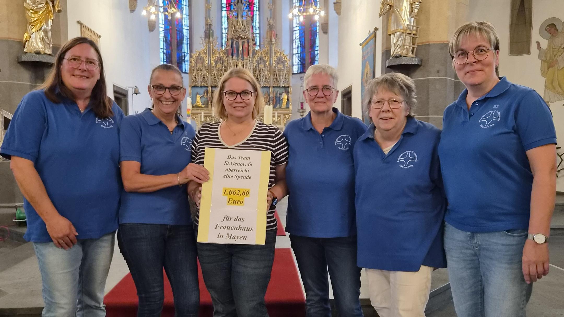 Das Team St. Genovefa übergibt  Frau Koßmann-Hau ( DRK) eine Spende