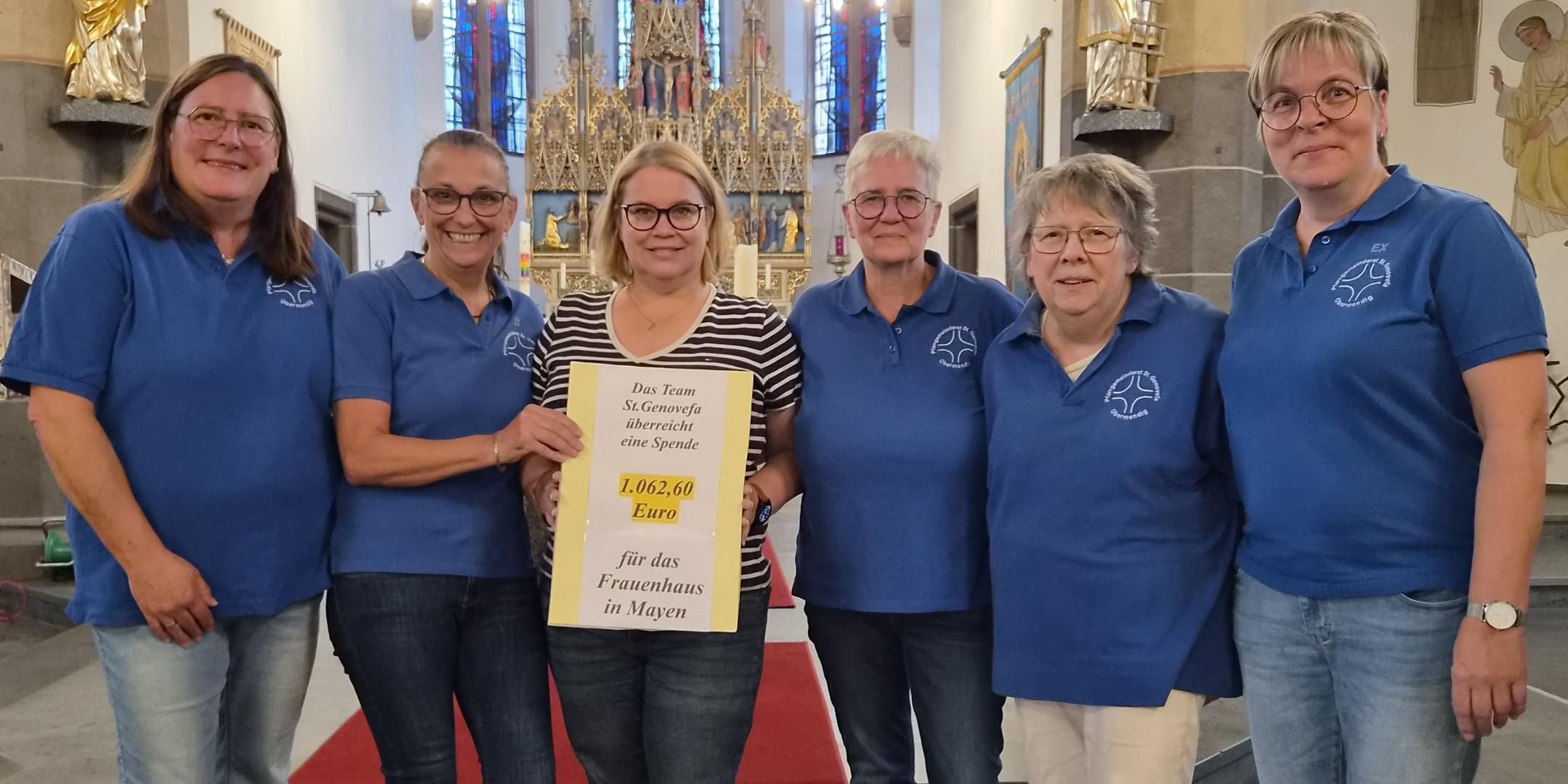 Das Team St. Genovefa übergibt Frau Koßmann-Hau ( DRK) eine Spende (c) Team St. Genovefa Das Team St. Genovefa übergibt Frau Koßmann-Hau ( DRK) eine Spende
