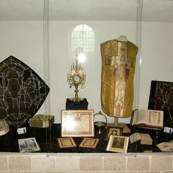 Eine Vitrine mit historischen Ausstellungsstücken