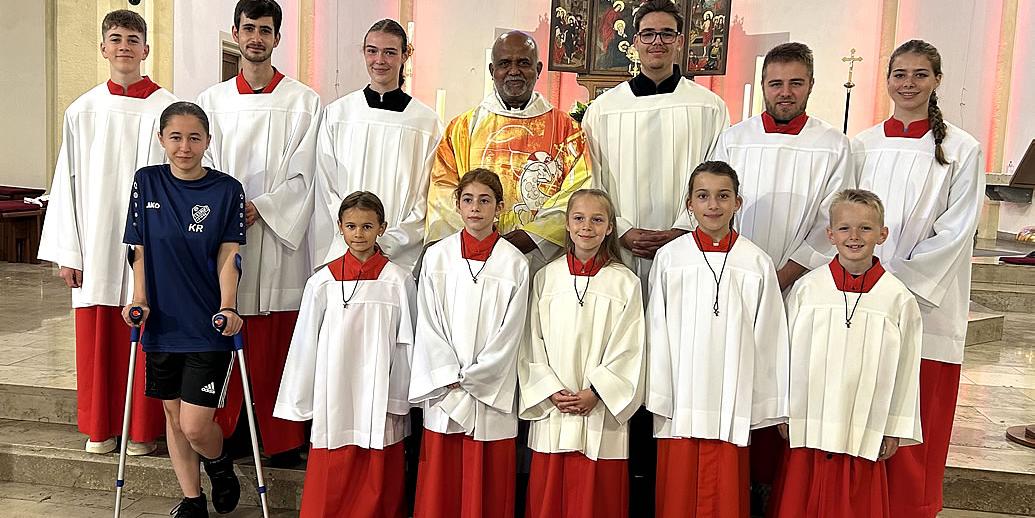 Eine Gruppe Messdiener mit Pater Mathew, vorne die fünf neuen Messdiener (c) Pfarrei St. Barbara Eine Gruppe Messdiener mit Pater Mathew, vorne die fünf neuen Messdiener