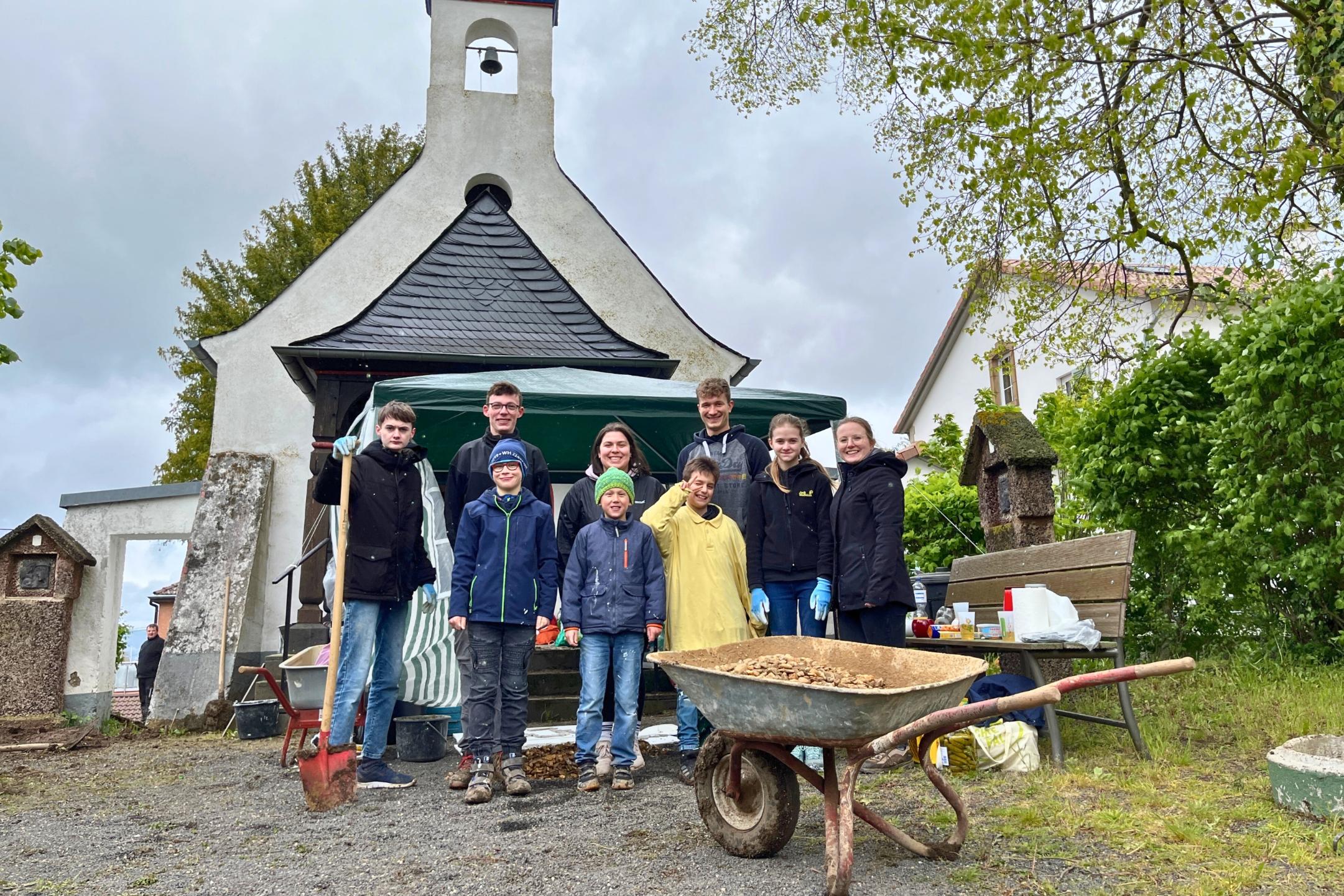 Mit viel Elan arbeitet die Katholische Jugend Mülheim an ihrer Aufgabe im Zuge der 72-Stunden-Aktion: Die Marienkapelle renovieren und einen Kinderkreuzweg gestalten.